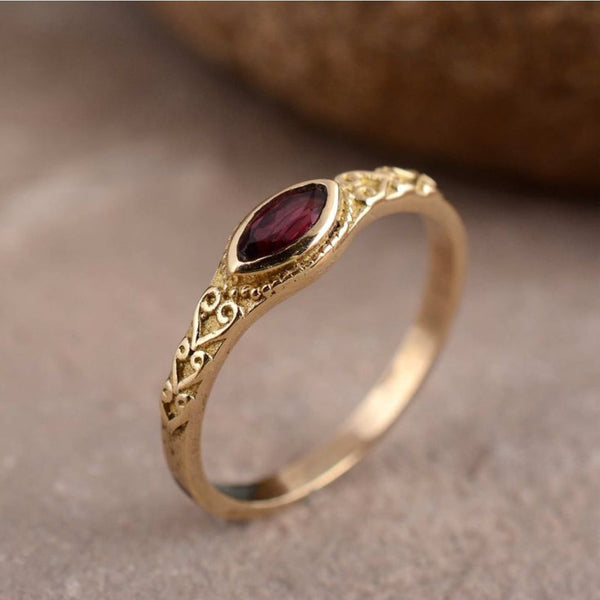 Bague vintage dorée incrustée de pierre rouge