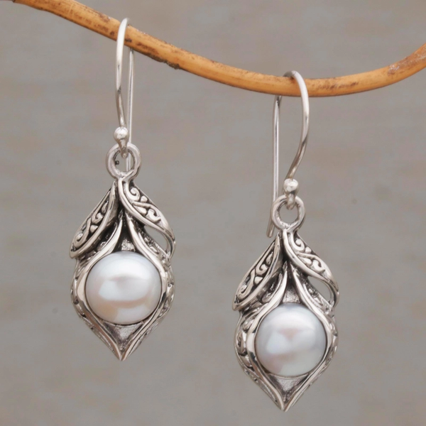Boucles d'oreilles pendantes vintage en argent avec perles