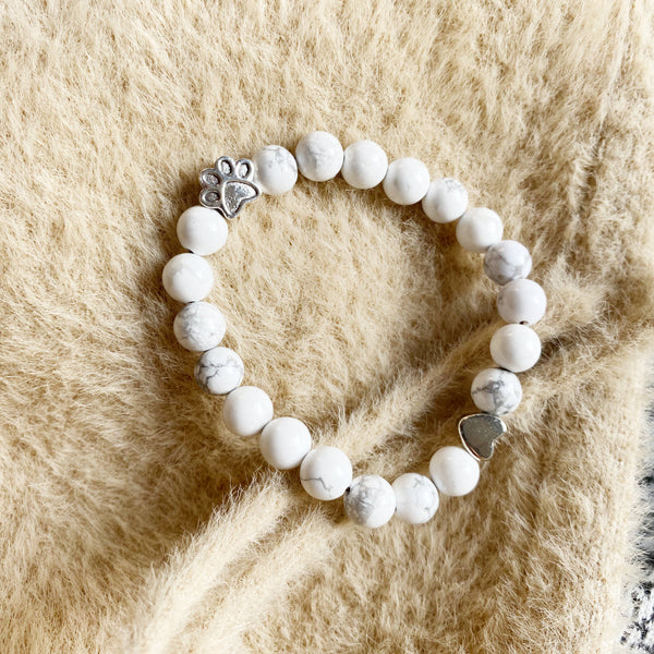 Bracelet en pierre naturelle avec breloques Patte et Cœur – Design artisanal