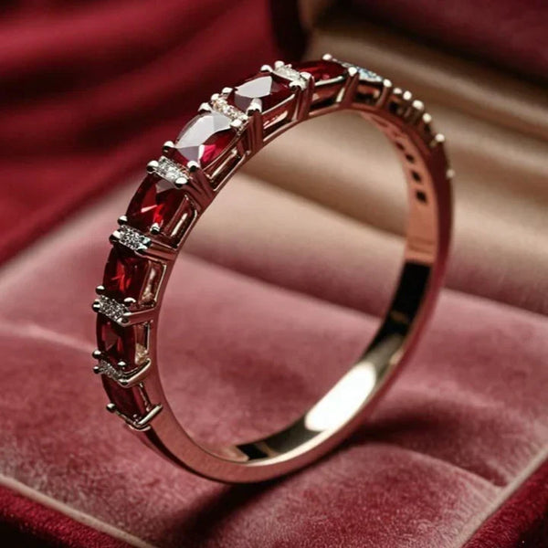 Bague en or avec incrustations de cristal rouge