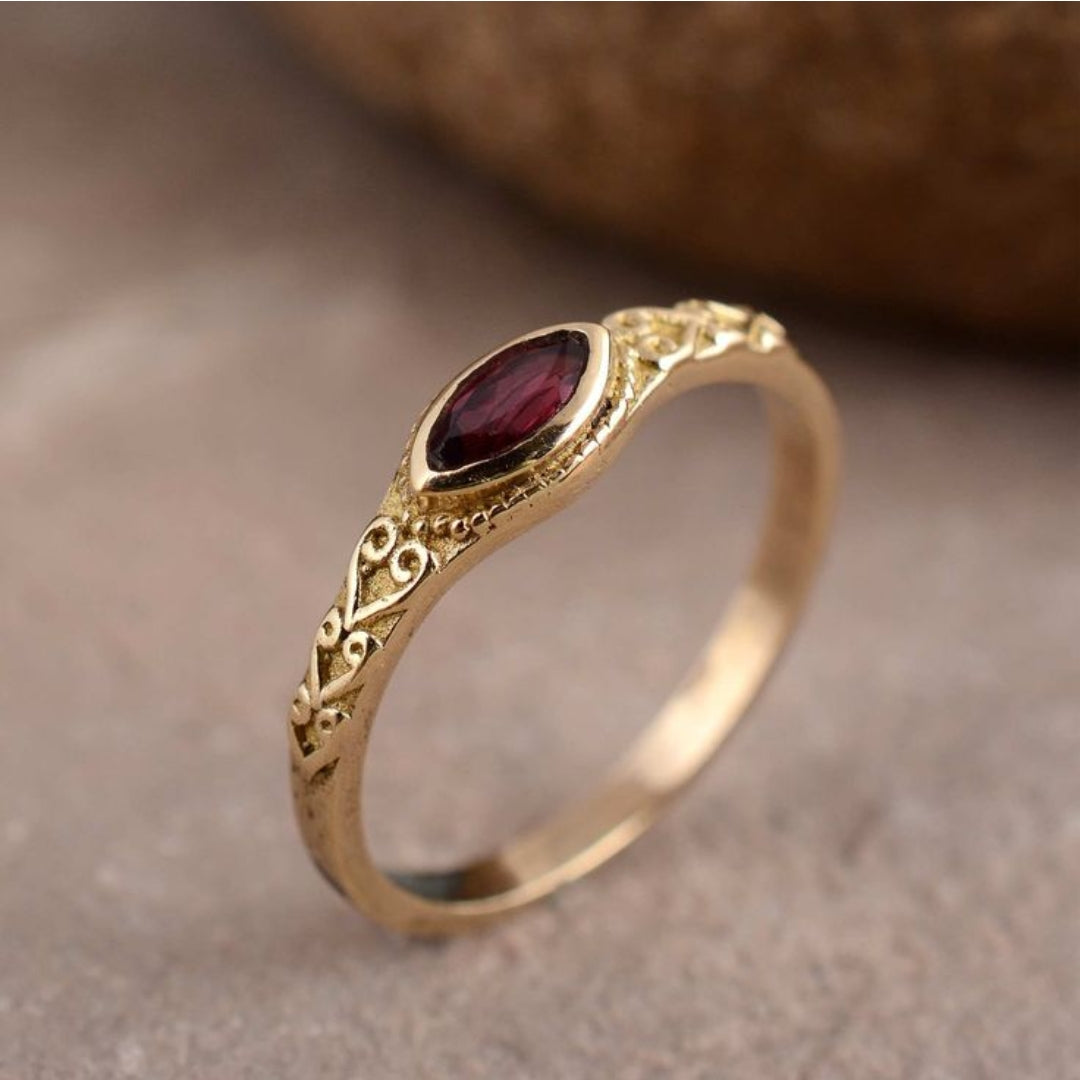 Bague vintage dorée incrustée de pierre rouge