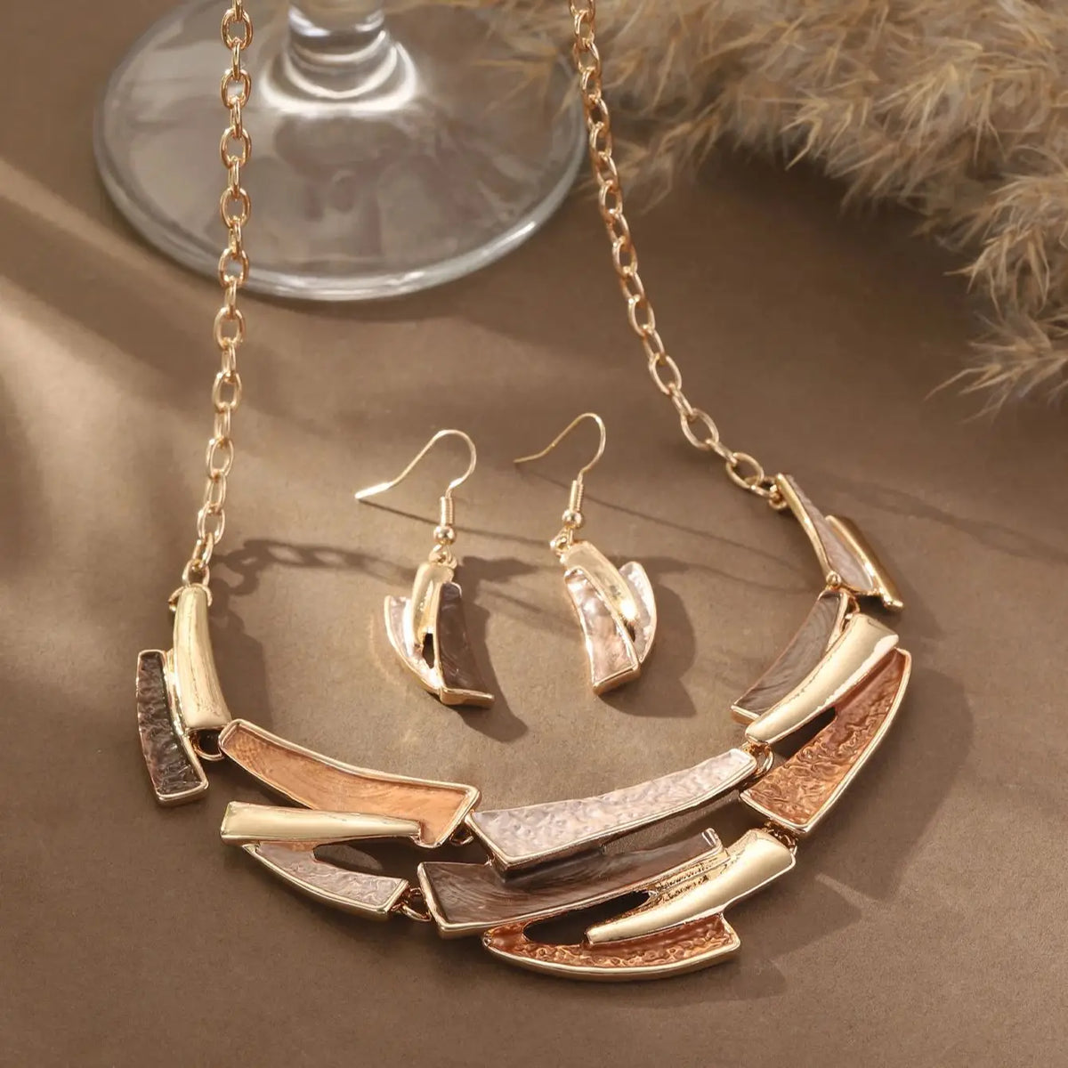 Collier géométrique en émail avec boucles d'oreilles