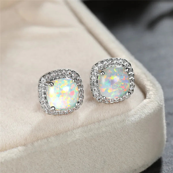 Élégantes boucles d'oreilles en argent avec opale de feu blanche ronde