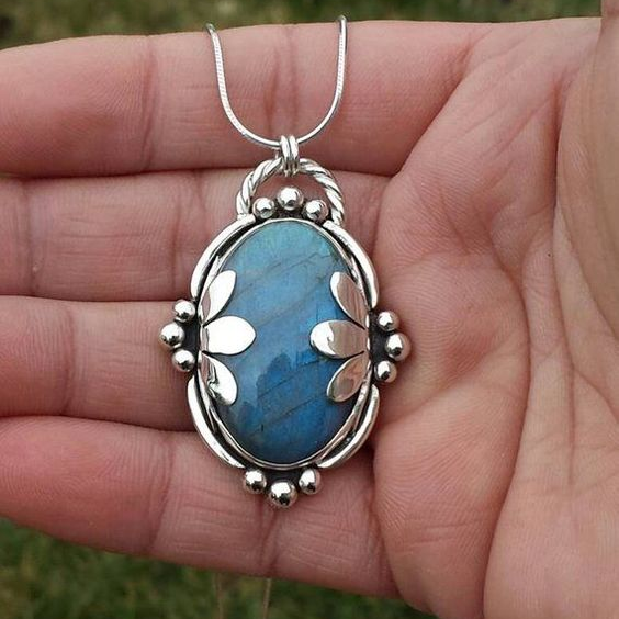 Collier vintage avec pierre bleue