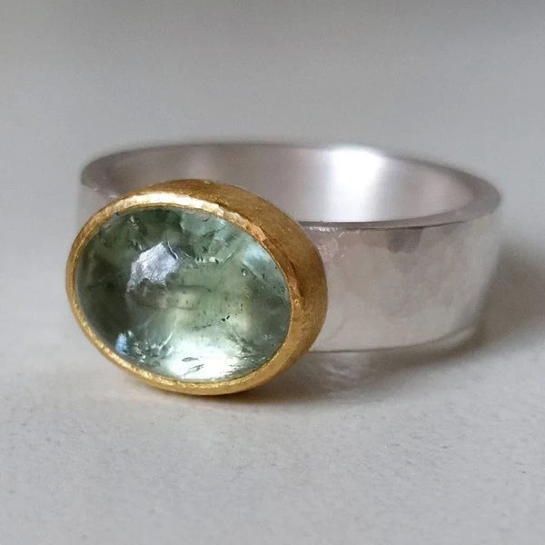Bague Verte avec Pierre Ronde, Vintage