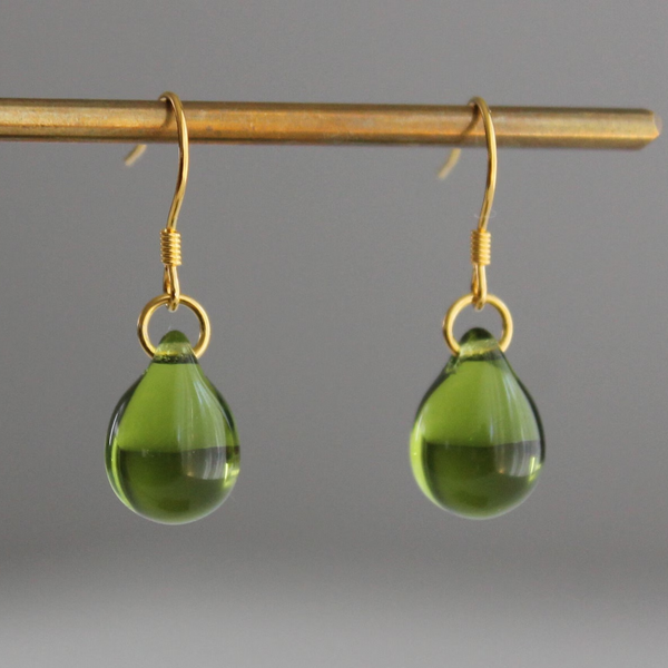 Boucles d'oreilles pendantes dorées vert vintage éclatant